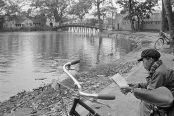 Hồ Gươm đối lập sau nửa thế kỷ qua ảnh tư liệu của phóng viên AP - Ảnh 10.
