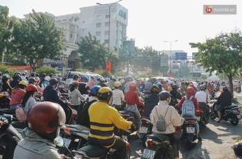Ngày đầu đi làm sau nghỉ lễ, người Sài Gòn bị trễ giờ vì kẹt xe quá kinh khủng - Ảnh 10.