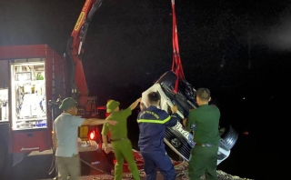 Làm rõ nguyên nhân vụ ô tô chở 5 người lao xuống biển ở Quảng Ninh làm 4 người Tu vong - Ảnh 1.