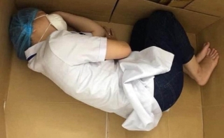 Lãnh đạo Đà Nẵng nói gì về bức ảnh nữ y tá ngủ trong thùng carton? - Ảnh 1.