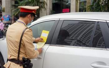 Hà Nội: Cảnh sát dán thông báo phạt nguội xe dừng đỗ sai quy định - Ảnh 1.