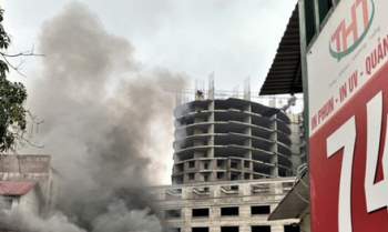 Sau tiếng nổ lớn, xưởng in ở Hà Nội bốc cháy - Ảnh 1.