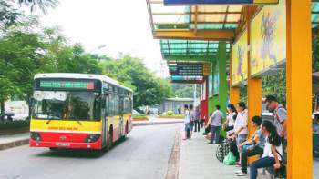 Từ 0h ngày 8/3, Hà Nội dừng giãn cách trên phương tiện vận tải công cộng - Ảnh 1.