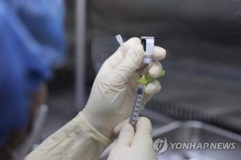 Hàn Quốc sử dụng kim tiêm cải tiến, tiêm được nhiều liều vaccine hơn - Ảnh 1.