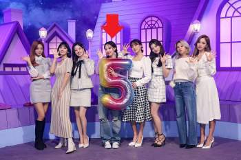 Nghi án Nayeon được thiên vị nhất Twice khi liên tục được stylist cho mặc đồ nổi nhất so với nhóm, lấn át cả Tzuyu lẫn Sana - Ảnh 7.