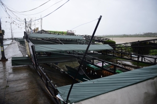 Tan hoang sau bão số 9: Hàng loạt mái tôn, cây xanh đổ rạp khắp miền Trung - ảnh 13