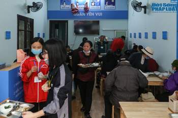 Cận cảnh suất ăn quán cơm giá 2.000 đồng ở Hà Nội: Chút thịt, rau san sẻ âu lo - Ảnh 1