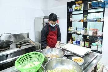 Cận cảnh suất ăn quán cơm giá 2.000 đồng ở Hà Nội: Chút thịt, rau san sẻ âu lo - Ảnh 10