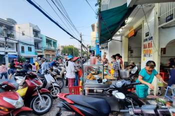 Quán cơm ‘tốc độ’ nhất Sài Gòn: Gọi món ở quầy, khách vào bàn thì đồ ăn lên tới - ảnh 2