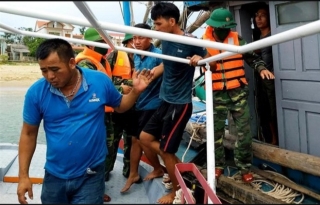 Quảng Bình: Cứu 4 thuyền viên bị chìm tàu trên biển vào bờ an toàn