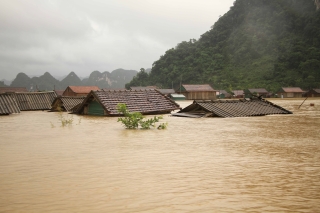 Quảng Bình: Hơn 34.100 nhà ngập lụt, giao thông ách tắc nghiêm trọng vì mưa lũ