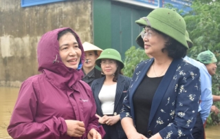 Phó Chủ tịch nước Đặng Thị Ngọc Thịnh lội nước thăm bà con vùng lũ