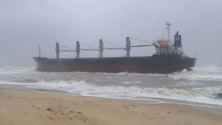 Quảng Bình: Tìm phương án cứu hộ tàu hàng 26.000 tấn mắc cạn cùng 20 thuyền viên