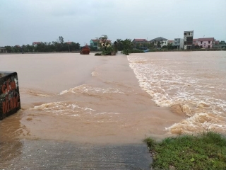 Tìm thấy thi thể phụ nữ bị lũ cuốn khi qua suối cùng chồng