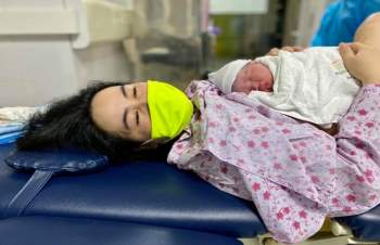 Quảng Ninh: Bé gái thứ 3 chào đời an toàn tại khu cách ly COVID-19 - Ảnh 1
