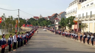 Xúc động hình ảnh hàng nghìn người dân Hà Tĩnh đưa tiễn liệt sỹ thuộc Đoàn Kinh tế Quốc phòng 337 về với đất mẹ - Ảnh 2.