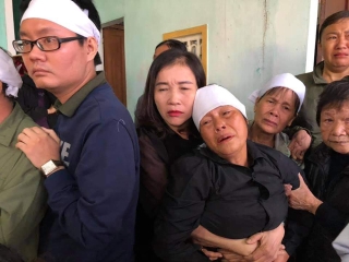 Xúc động hình ảnh hàng nghìn người dân Hà Tĩnh đưa tiễn liệt sỹ thuộc Đoàn Kinh tế Quốc phòng 337 về với đất mẹ - Ảnh 4.