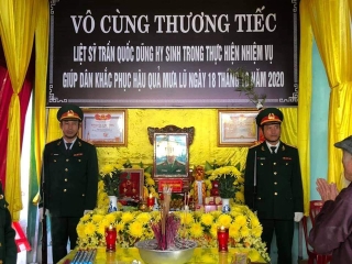 Xúc động hình ảnh hàng nghìn người dân Hà Tĩnh đưa tiễn liệt sỹ thuộc Đoàn Kinh tế Quốc phòng 337 về với đất mẹ - Ảnh 5.