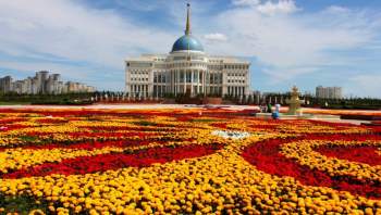 Kazakhstan từng thuộc Liên Xô cũ. Giống Liên bang Nga, lãnh thổ quốc gia này trải dài từ châu Âu sang châu Á.