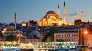 Istanbul của Thổ Nhĩ kỳ là thành phố duy nhất trên thế giới nằm ở châu Á và châu Âu. Đây cũng chính là thành phố lớn nhất của Thổ Nhĩ Kỳ, dân số hơn 14 triệu người.