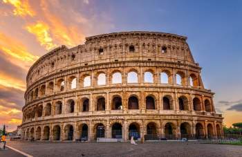 Colosseum (Đấu trường La Mã) là biểu tượng hàng đầu của thành phố Rome lẫn đất nước Italy. Đấu trường này có sức chứa lên tới 50.000 người, được sử dụng cho các võ sĩ giác đấu, nô lệ có nguồn gốc tù binh chiến tranh thi đấu, trình diễn trước công chúng. Đấu trường được xây dựng khoảng năm 70-80, dưới thời hoàng đế Vespasian. Đây là công trình lớn nhất được xây ở Đế chế La Mã. Ngày nay, đấu trường La Mã là một trong những biểu tượng du lịch của thành phố Rome và cả Italy. Ảnh: Britannica.