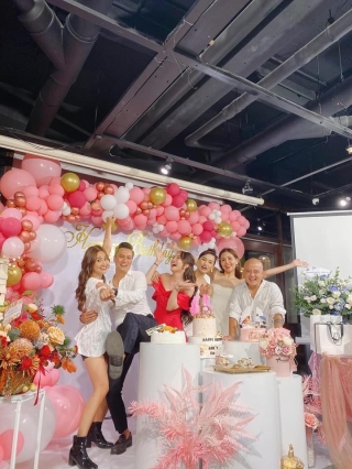 Quỳnh Nga tổ chức tiệc sinh nhật tràn ngập màu hồng
