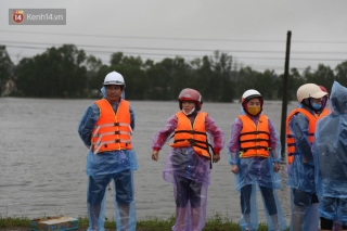 Tình người trong cơn lũ lịch sử ở Quảng Bình: Dân đội mưa lạnh, ăn mỳ tôm sống đi cứu trợ nhà ngập lụt - Ảnh 4.