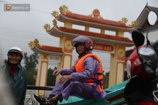 Tình người trong cơn lũ lịch sử ở Quảng Bình: Dân đội mưa lạnh, ăn mỳ tôm sống đi cứu trợ nhà ngập lụt - Ảnh 11.