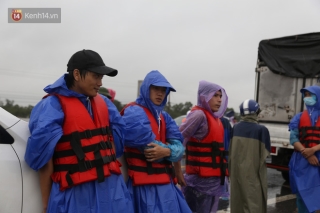 Tình người trong cơn lũ lịch sử ở Quảng Bình: Dân đội mưa lạnh, ăn mỳ tôm sống đi cứu trợ nhà ngập lụt - Ảnh 6.