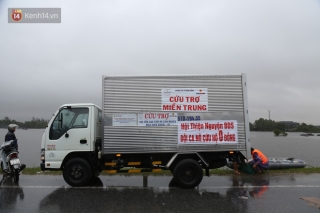 Tình người trong cơn lũ lịch sử ở Quảng Bình: Dân đội mưa lạnh, ăn mỳ tôm sống đi cứu trợ nhà ngập lụt - Ảnh 3.