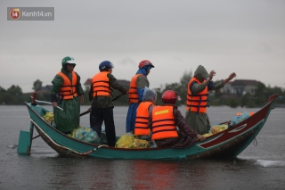 Tình người trong cơn lũ lịch sử ở Quảng Bình: Dân đội mưa lạnh, ăn mỳ tôm sống đi cứu trợ nhà ngập lụt - Ảnh 2.