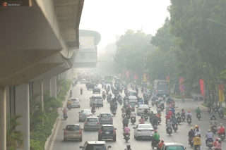 Ảnh: Hà Nội lại mù mịt vì ô nhiễm không khí nghiêm trọng, cảnh báo ảnh hưởng đến sức khỏe người dân - Ảnh 3.