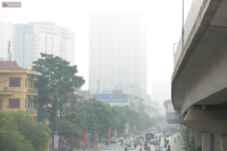 Ảnh: Hà Nội lại mù mịt vì ô nhiễm không khí nghiêm trọng, cảnh báo ảnh hưởng đến sức khỏe người dân - Ảnh 5.