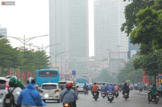 Ảnh: Hà Nội lại mù mịt vì ô nhiễm không khí nghiêm trọng, cảnh báo ảnh hưởng đến sức khỏe người dân - Ảnh 6.