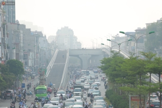 Ảnh: Hà Nội lại mù mịt vì ô nhiễm không khí nghiêm trọng, cảnh báo ảnh hưởng đến sức khỏe người dân - Ảnh 7.