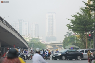 Ảnh: Hà Nội lại mù mịt vì ô nhiễm không khí nghiêm trọng, cảnh báo ảnh hưởng đến sức khỏe người dân - Ảnh 8.