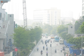 Ảnh: Hà Nội lại mù mịt vì ô nhiễm không khí nghiêm trọng, cảnh báo ảnh hưởng đến sức khỏe người dân - Ảnh 2.