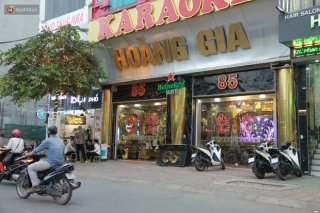 Sau lệnh của Thủ Tướng nhiều quán karaoke ở Hà Nội và Sài Gòn nhộn nhịp mở cửa trở lại, nhiều quán vẫn đóng cửa im lìm - Ảnh 2.