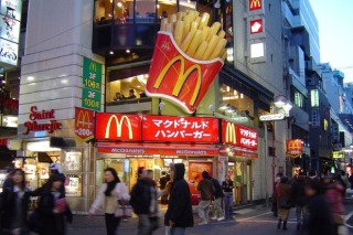 Cắn phải… răng người trong món bánh của McDonald’s, vị khách Nhật tá hoả nhưng phản ứng của cửa hàng khiến ai cũng lắc đầu - Ảnh 1.