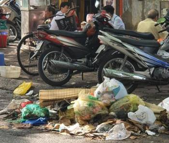 Công nhân vệ sinh môi trường đình công, rác thải ngập tràn phố trung tâm Hà Nội - 12