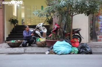 Công nhân vệ sinh môi trường đình công, rác thải ngập tràn phố trung tâm Hà Nội - 4