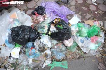 Công nhân vệ sinh môi trường đình công, rác thải ngập tràn phố trung tâm Hà Nội - 3