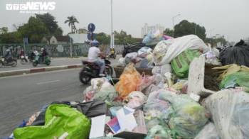 Công nhân vệ sinh môi trường đình công, rác thải ngập tràn phố trung tâm Hà Nội - 8