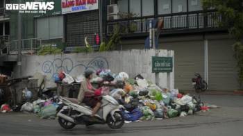 Công nhân vệ sinh môi trường đình công, rác thải ngập tràn phố trung tâm Hà Nội - 9
