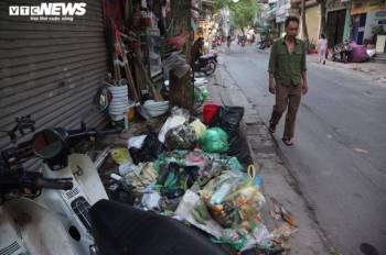 Công nhân vệ sinh môi trường đình công, rác thải ngập tràn phố trung tâm Hà Nội - 1