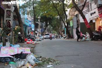 Công nhân vệ sinh môi trường đình công, rác thải ngập tràn phố trung tâm Hà Nội - 2
