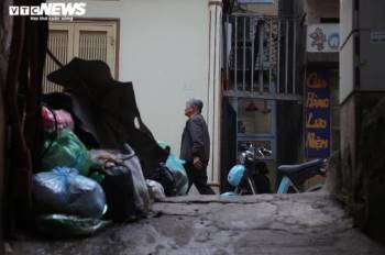 Công nhân vệ sinh môi trường đình công, rác thải ngập tràn phố trung tâm Hà Nội - 5