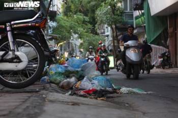 Công nhân vệ sinh môi trường đình công, rác thải ngập tràn phố trung tâm Hà Nội - 6