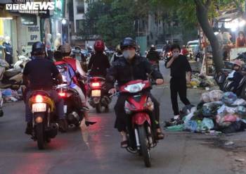 Công nhân vệ sinh môi trường đình công, rác thải ngập tràn phố trung tâm Hà Nội - 11
