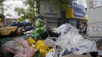 Công nhân vệ sinh môi trường đình công, rác thải ngập tràn phố trung tâm Hà Nội - 10